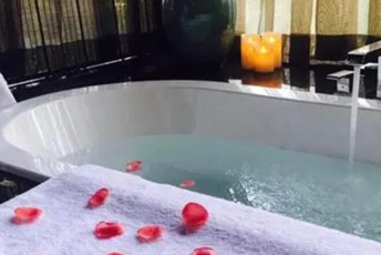 深圳罗湖水疗池中的失重冥想：当身体学会漂浮